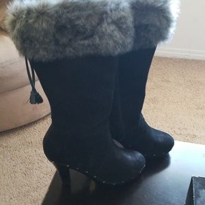 Colin Stuart boots with fur around top No Damages